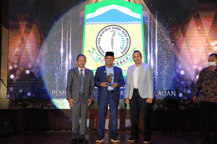 Bupati Aceh Besar Terima Penghargaan Serambi Awards