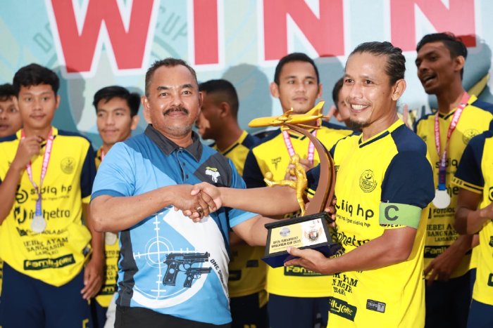 Kapten apten tim Peska 85 Aneuk Galong Andrea menerima trofi usai menjadi runner-up sepak bola Danlanud Cup 2023