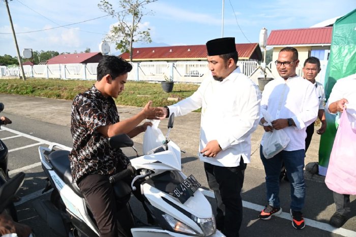 Pj Bupati Aceh Besar Bersama Pimpinan Bank Aceh Jantho Bagikan 200 Takjil