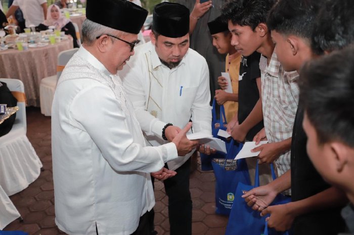 Pj Gubernur Aceh Bersama Pj Bupati Aceh Besar Santuni 25 Anak Yatim