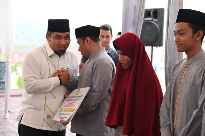 Pj Bupati Aceh Besar Serahkan Bonus Juara MTQ dan FASI
