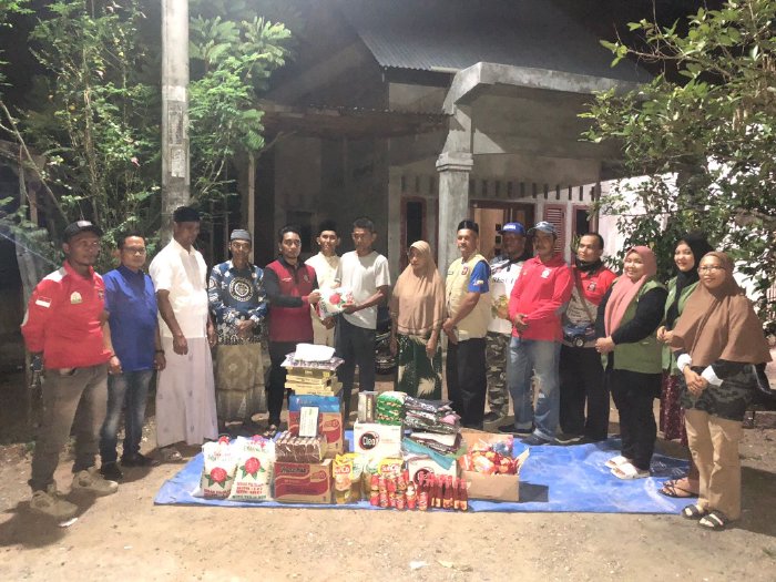 Pemkab Aceh Besar Serahkan Bantuan Masa Panik Korban Kebakaran di Tanjung