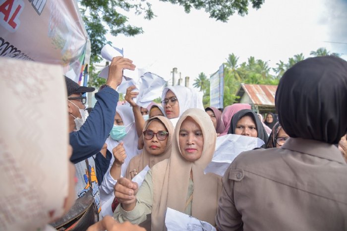 Masyarakat Padati Bazar Pangan Murah di Darul Kamal