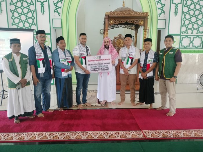 Peduli Palestina, Masyarakat Blang Bintang Serahkan Donasi