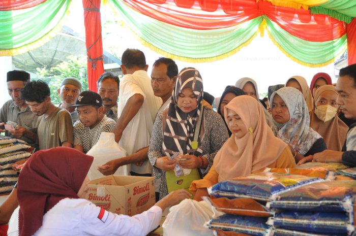 Bazar Pangan Murah Pemkab dan Kejari Aceh Besar Dibeludaki Warga