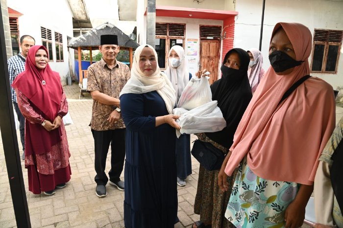 Ketua Persakmi Aceh Bagi Sembako untuk Penderita TBC di Puskesmas Darul Imarah