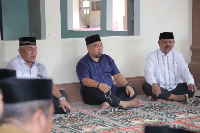 Pj Bupati Aceh Besar Bersama OPD Takziah ke Rumah Alm Waled Husaini