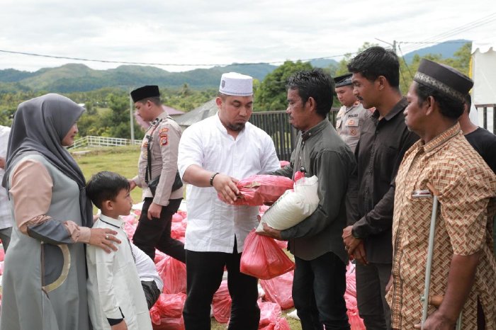 Pj Bupati Aceh Besar Serahkan 100 Paket Bantuan Sosial untuk Warga Kota Jantho