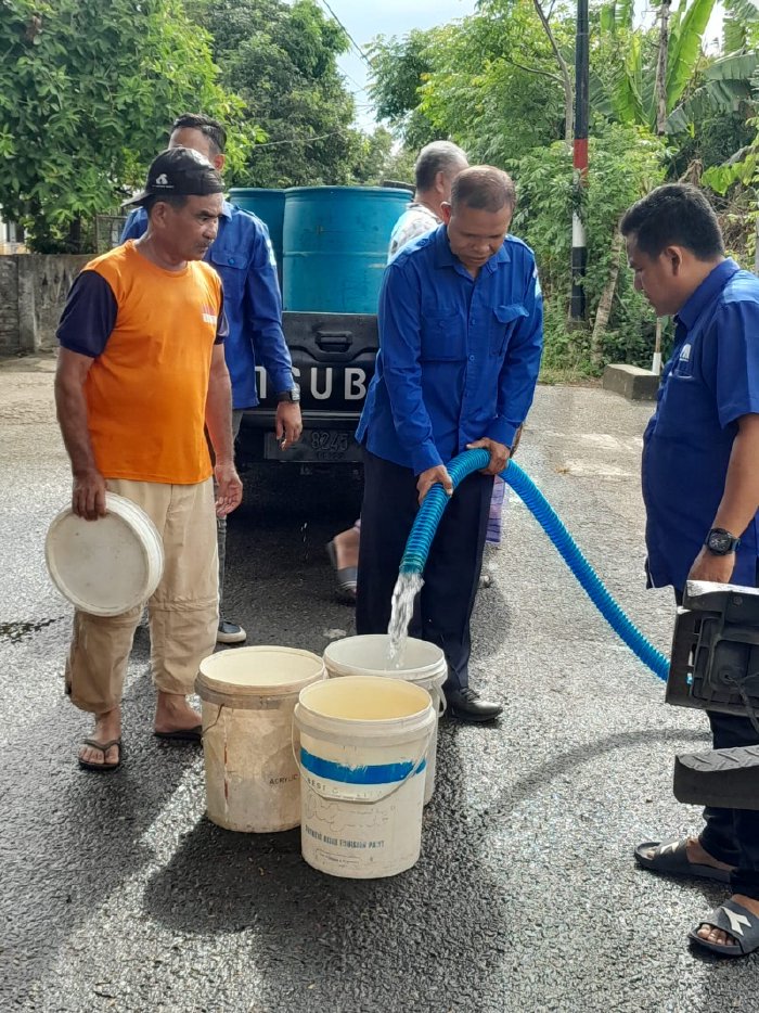 Dirut PDAM Tirta Mountala Turun Langsung Suplai Air Bersih untuk Warga Lhoknga