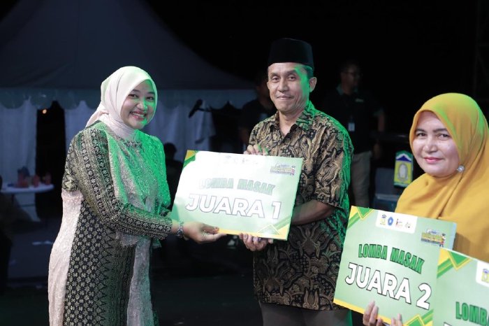 Pj Ketua TP PKK Serahkan Hadiah Lomba Masak Serba Ikan pada Penutupan Bazar UMKM Expo Aceh Besar