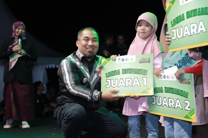 Pj Bupati Iswanto Serahkan Hadiah Lomba Mewarnai pada Penutupan Bazar UMKM Expo Aceh Besar