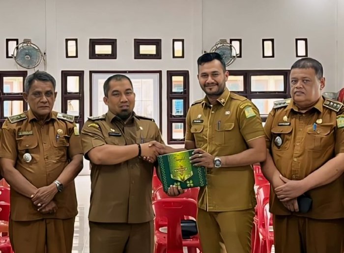 Pj Bupati Muhammad Iswanto Serahkan 1218 Kain Sarung untuk Teungku Imuem Hingga Bilal Meunasah