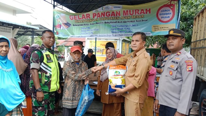 Warga Baet Sibreh Antusias Belanja Pangan Murah Pemkab Aceh Besar