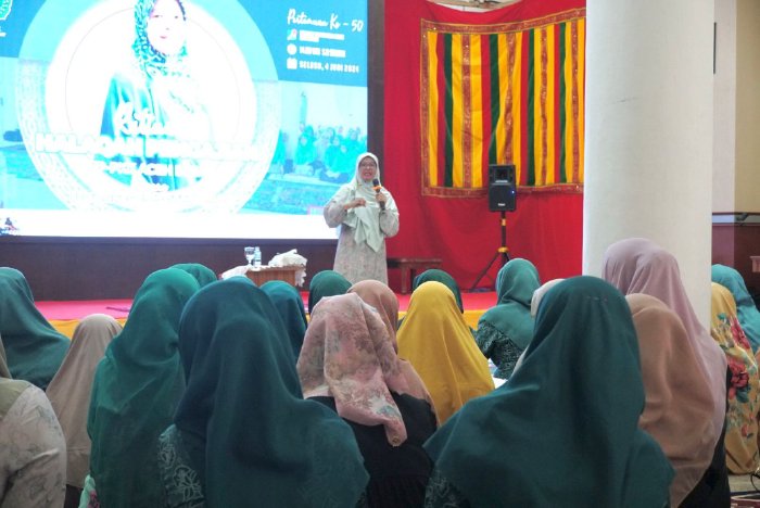 Ustadzah Rahmatillah Isi Kajian Rutin di Meuligoe Bupati Aceh Besar