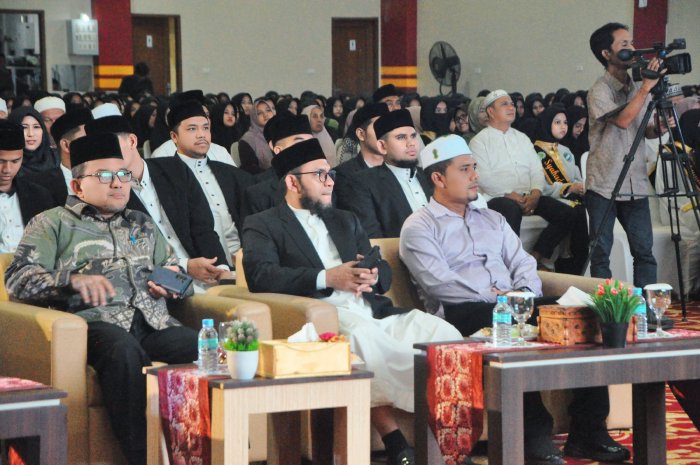 Wakili Pj Bupati, Kadisdik Dayah Aceh Besar Hadiri Wisuda Syahdah Santri Ma'had Daarut Tahfizh Al-Ikhlas