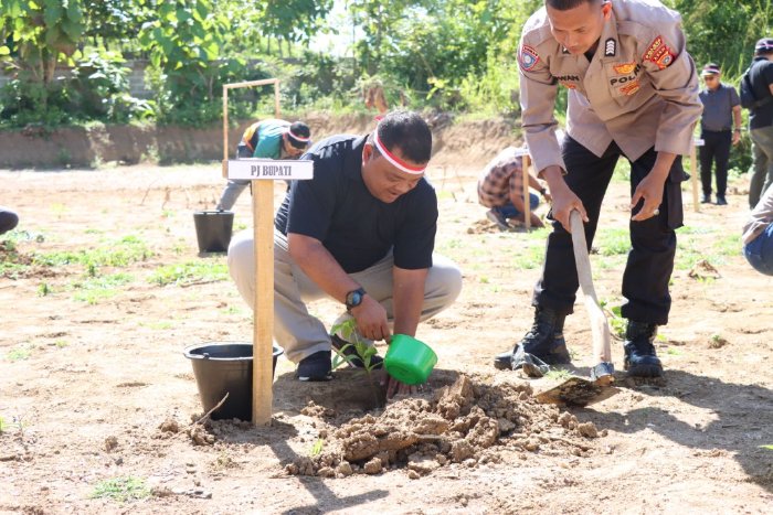 Meriahkan Hari Bhayangkara Ke-78, Sekda Aceh Besar Tanam Pohon Bersama Kapolres