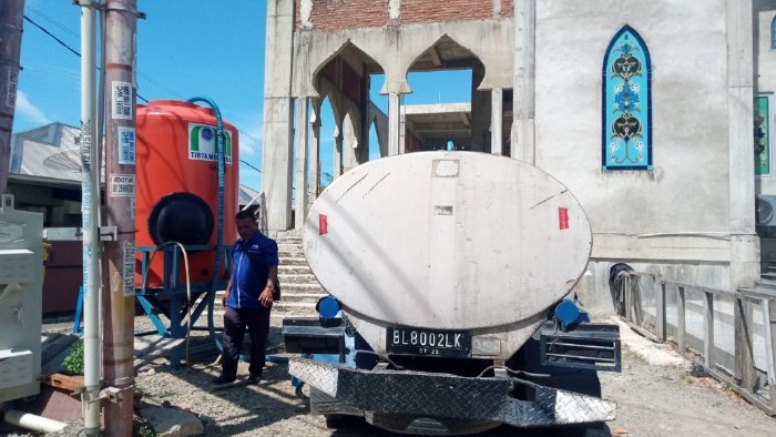 Tanggap Kekurangan Air di Lhoknga, Pemkab Aceh Besar Suplai 16.000 Liter Air Bersih