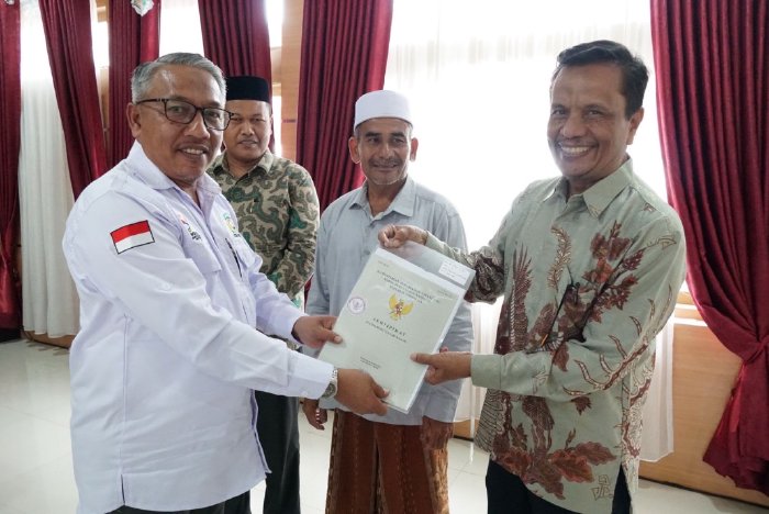 Tercepat di Aceh, Aceh Besar Kembali Serahkan Sertifikat Tanah Wakaf 2024