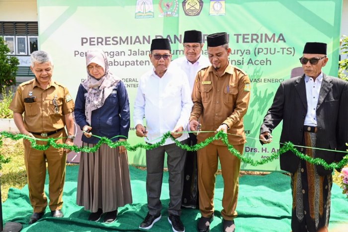 Wakili Pj Bupati, Kadisdik Dayah Aceh Besar Resmikan PJU-TS di Dayah Al Muhajirin