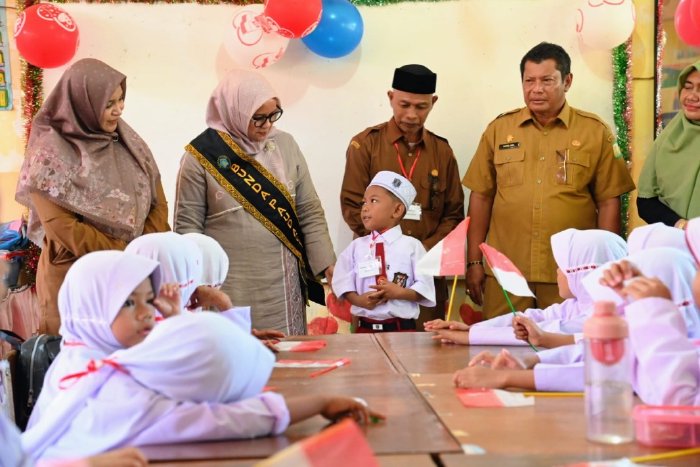 Pj Bunda PAUD Aceh Pantau Hari Pertama Masuk Sekolah di Aceh Besar