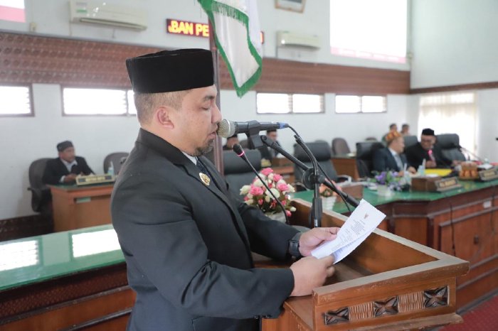 Pj Bupati Iswanto Paparkan Rangkaian Upaya Penanggulangan Kekungan Air Bersih Pada Sidang Paripurna DPRK Aceh Besar