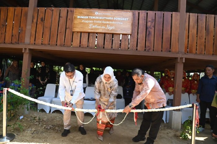 Potong Pita, Pj Bupati Iswanto dan Cut Rezky Ikuti Peresmian Rumah Tenun Mutiara Songket