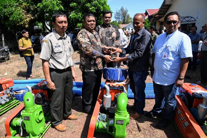 Wakili Pj Bupati, Sekda Sulaimi Serahkan Mesin Pompa Air dari Kementan untuk Petani Aceh Besar