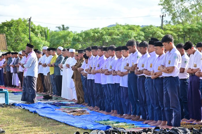 Bersama Ribuan Siswa, Kadisdikbud Aceh Besar Lakukan Shalat Istisqa di Lhoknga