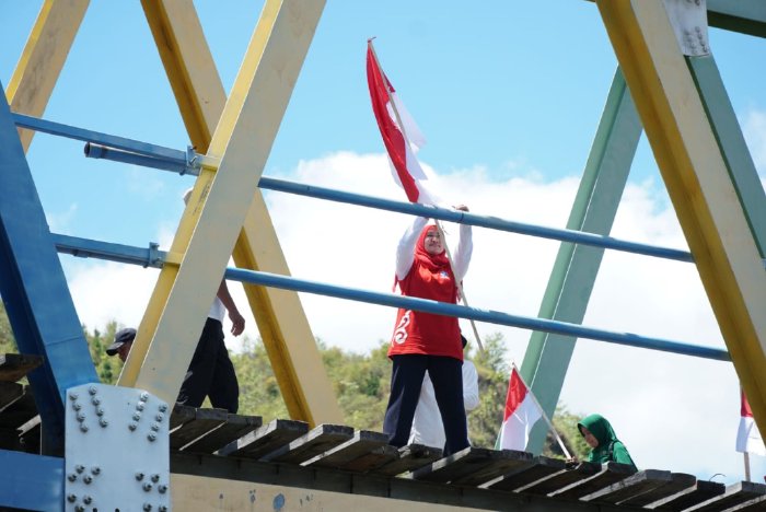 Di Jembatan Jalin, Organisasi Wanita Forkopimda Aceh Besar Kibarkan Merah Putih