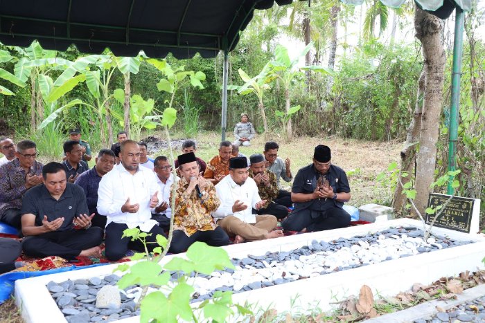 Pj Bupati Iswanto Dampingi Pj Gubernur Safrizal Ziarah ke Makam Ayahnya