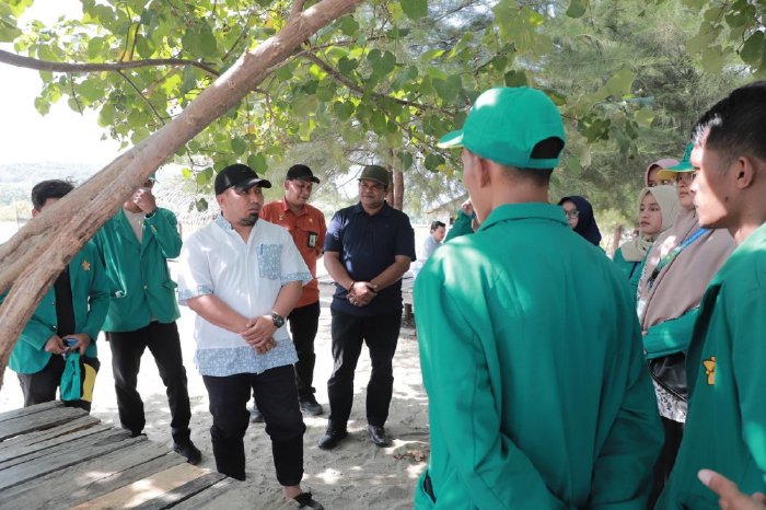 Jelang HUT ke-79 RI, Pj Bupati Aceh Besar Ajak Mahasiswa KKN Pasang Bendera Merah Putih dan Bersihkan Pantai