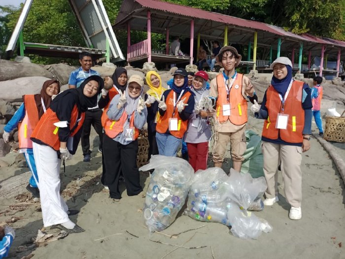 Sambut PON XXI dan HUT ke-79 RI, Aceh Besar Bersihkan Kawasan Wisata Pantai