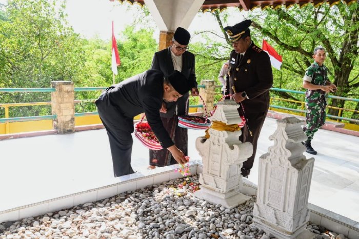 Jelang HUT ke-79 RI, Pj Bupati Iswanto bersama Forkopimda Ziarah dan Tabur Bunga di Makam Pahlawan Laksamana Malahayati