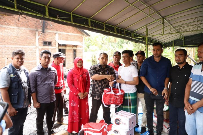 Tiga Rumah Diamuk Api, Pj Bupati Iswanto Langsung ke Lokasi Salurkan Bantuan Masa Panik