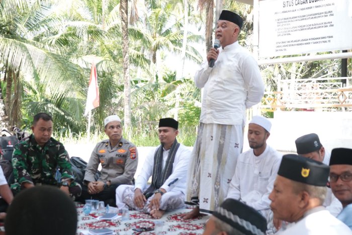 Sambut HUT Ke-79 RI, Forkopimcam Darul Kamal Adakan Ziarah Makam dan Doa Bersama