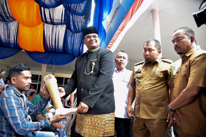 Pj Bupati Iswanto Dampingi Pj Gubernur Aceh Serahkan Bantuan Kaki Palsu