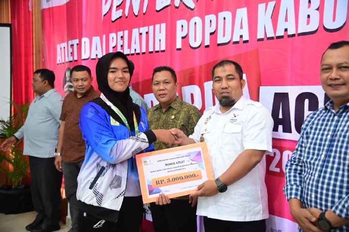 Pj Bupati Aceh Besar Serahkan Bonus untuk Atlet dan Pelatih Popda XVII