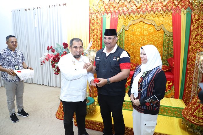 Pemkab Aceh Besar Peusijuek Pj Gubernur Safrizal di Meuligoe Bupati