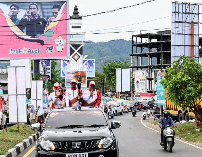 Ribuan Pelajar dan Masyarakat Aceh Besar Antusias Sambut Kirab Api PON XXI Aceh-Sumut