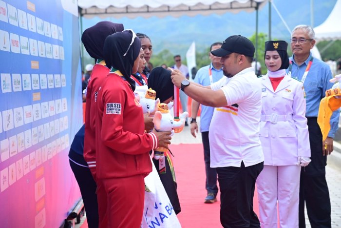 Pj Bupati Iswanto Kalungkan Medali Juara Dayung di Waduk Keuliling