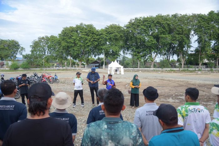 Dalam Rangka WCD, Kadis PMG Aceh Besar Pimpin Aksi Satu Jam Pungut Sampah di Bandara SIM