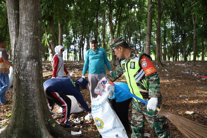 World Clean Up Day, ASN Aceh Besar Gelar Aksi 1 Jam Pungut Sampah di Venue PON XXI Waduk Keliling