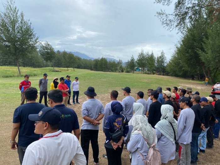 Staf Ahli Bupati Pimpin Aksi Satu Jam Pungut Sampah di Lapangan Golf Lhoknga