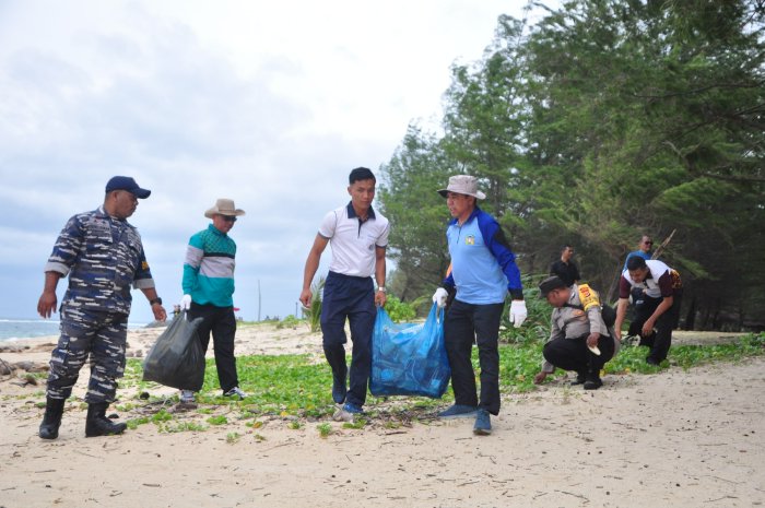 Dipimpin Kepala DSI Aceh Besar, Ratusan ASN Gotong-royong Bersih Venue PON XXI di Pulo Kapok Lhoknga