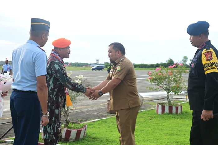 Pj Bupati Iswanto Sambut Kedatangan Dankopasgat di Lanud SIM Blang Bintang