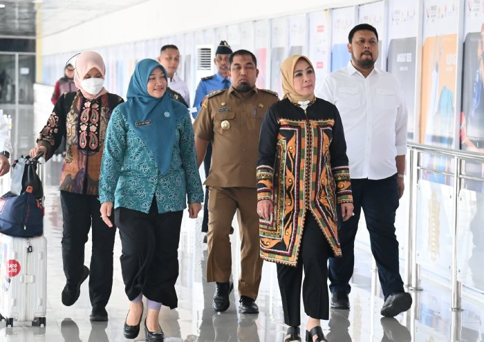 Pj Bupati Aceh Besar Sambut Ketua Umum TP-PKK Pusat Tri Tito Karnavian di Bandara SIM