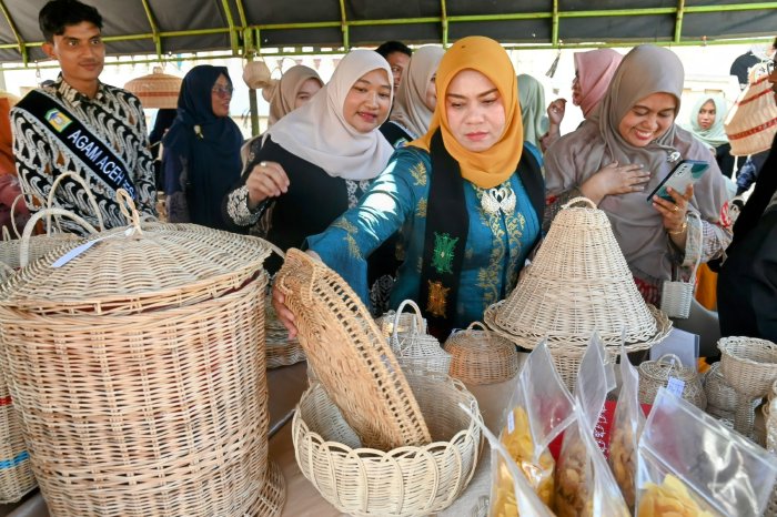 Pj Ketua Dekranasda Aceh Besar Dampingi Dekranasda Aceh Bina dan Nilai Sentra Kerajinan Rotan di Gampong Kueh-Lhoknga