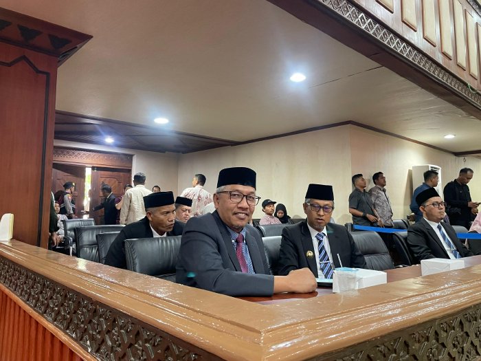 Wakili Pj Bupati, Asisten I Sekda Aceh Besar Hadiri Pelantikan Pimpinan DPRA