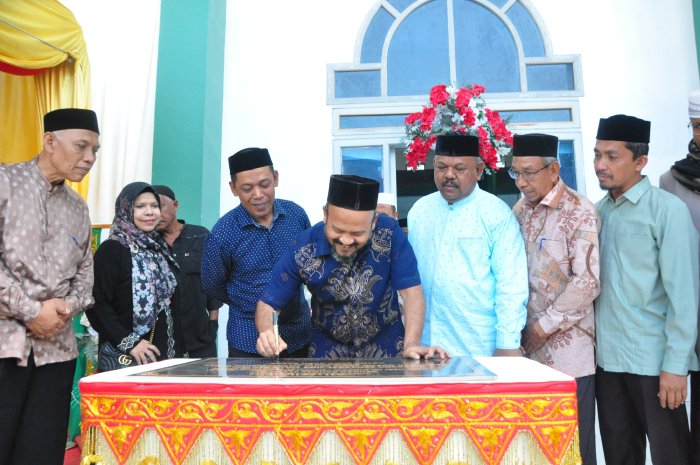 Wakili Pj Bupati, Kadis Syariat Islam Aceh Besar Hadiri Peresmian Masjid Jamik Darul Hasani