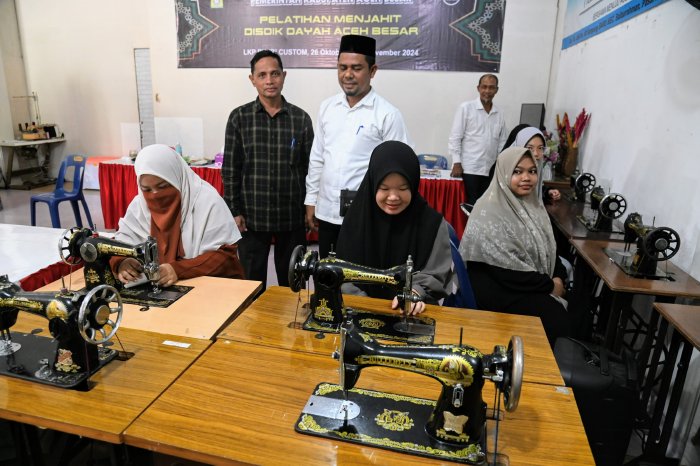 Pemkab Aceh Besar Gelar Pelatihan Menjahit Bagi Santriwati